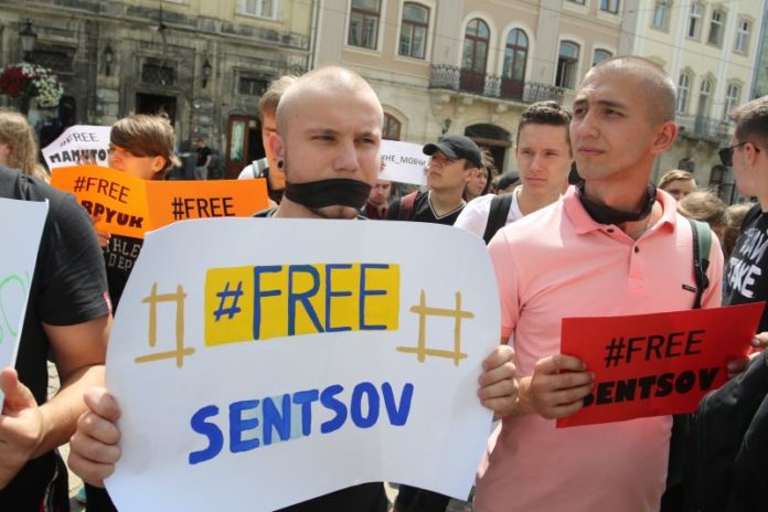 У Львові пройшла мирна акція на підтримку Олега Сенцова У Львові пройшла мирна акція на підтримку Олега Сенцова