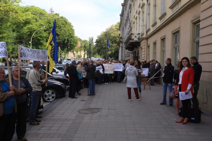 Під Львівською обласною радою відбуваються одразу три пікети (фото) Під Львівською обласною радою відбуваються одразу три пікети (фото)