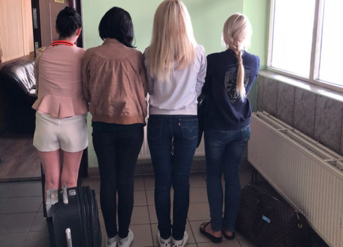 У Шегинях затримали іноземця, який вербував українок для роботи в борделях Німеччини (фото) У Шегинях затримали іноземця, який вербував українок для роботи в борделях Німеччини (фото)