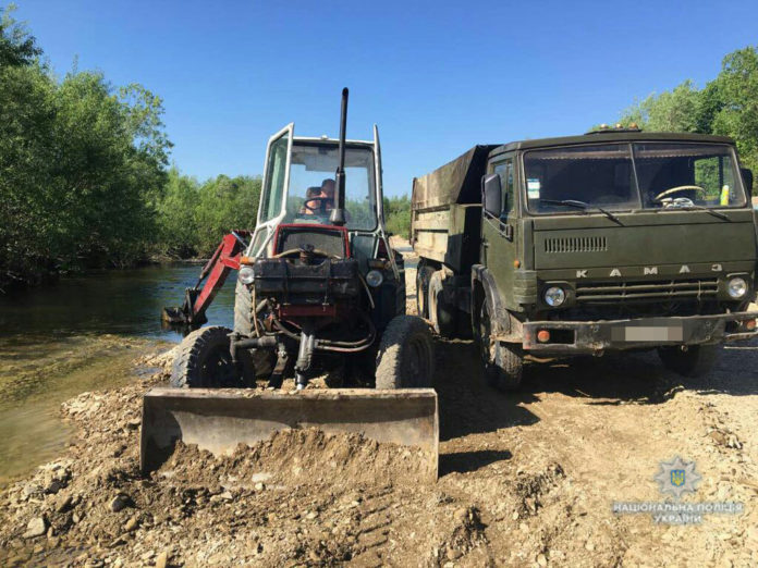 На Львівщині викрили незаконний видобуток гравію (фото) На Львівщині викрили незаконний видобуток гравію (фото)