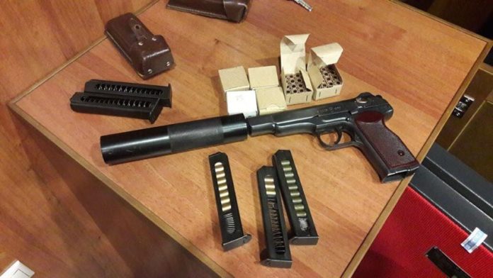 У головного комуніста України знайшли пістолет з глушником і 120 патронів У головного комуніста України знайшли пістолет з глушником і 120 патронів
