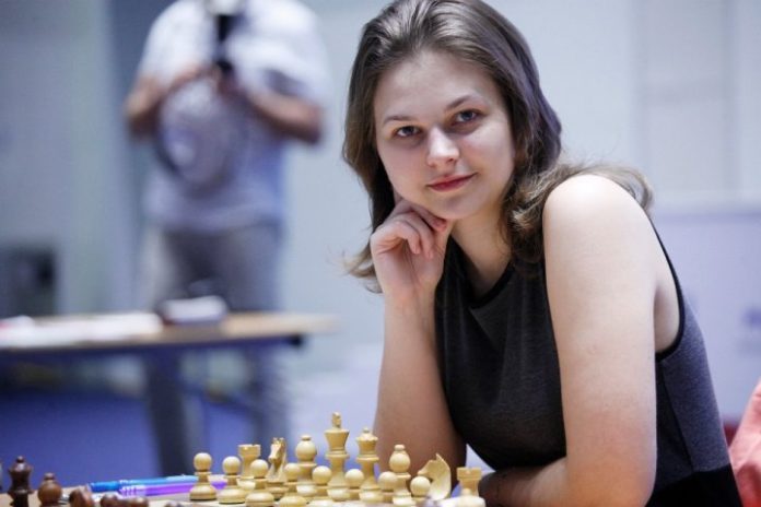 Українська шахістка Анна Музичук отримала від «Барселони» іменну футболку Українська шахістка Анна Музичук отримала від «Барселони» іменну футболку