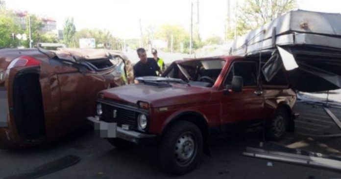 У Дніпрі вантажівка протаранила понад 10 авто, є загиблий і поранені У Дніпрі вантажівка протаранила понад 10 авто, є загиблий і поранені