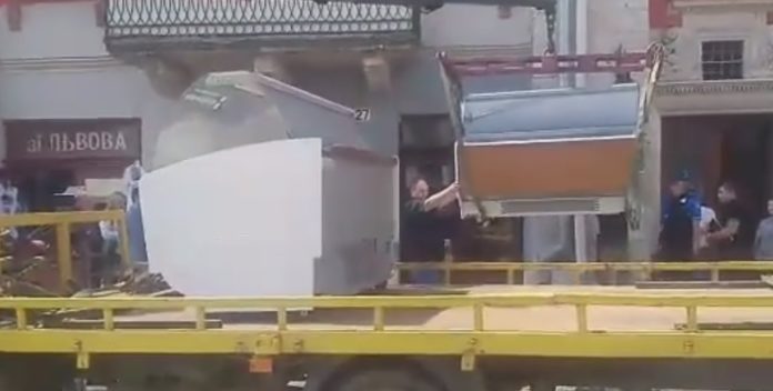 Муніципали демонтували холодильники на площі Ринок (відео) Муніципали демонтували холодильники на площі Ринок (відео)