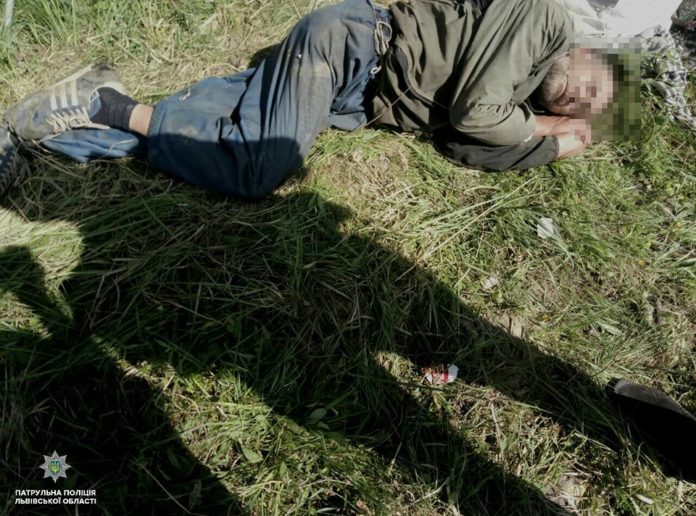 У полі патрульні виявили чоловіка з паралізованими ногами (фото) У полі патрульні виявили чоловіка з паралізованими ногами (фото)