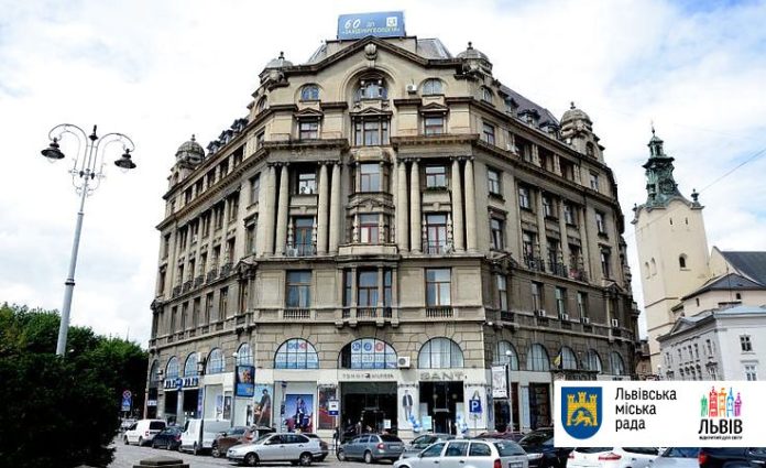 Львівська мерія вимагає демонтувати самовільно встановлену дахову рекламну конструкцію на Міцкевича, 8 Львівська мерія вимагає демонтувати самовільно встановлену дахову рекламну конструкцію на Міцкевича, 8