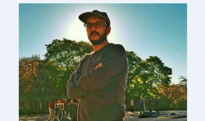 В Африці під час зйомок фільму від удару жирафа помер режисер Карлос Карвальо В Африці під час зйомок фільму від удару жирафа помер режисер Карлос Карвальо