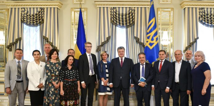 Порошенко офіційно призначив нових членів НКРЕКП Порошенко офіційно призначив нових членів НКРЕКП