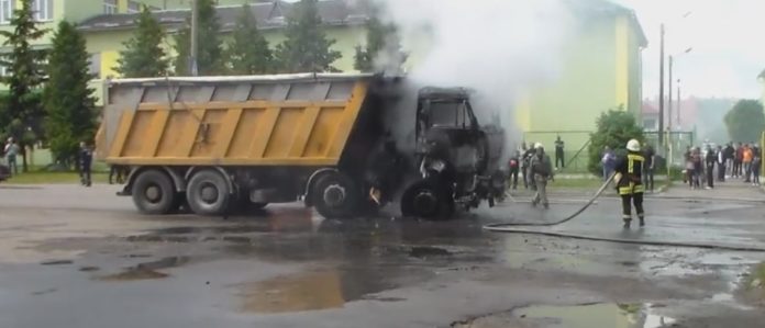 У Дрогобичі під час руху загорівся КАМАЗ (відео) У Дрогобичі під час руху загорівся КАМАЗ (відео)
