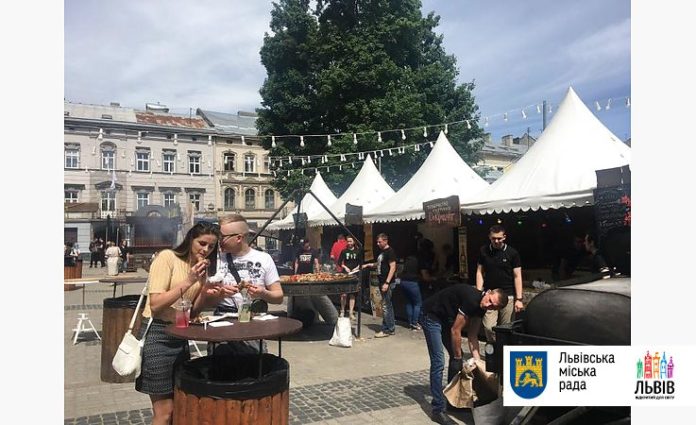 У подвір’ї Палацу Мистецтв триває ІІІ Lviv Barbecue Fest У подвір’ї Палацу Мистецтв триває ІІІ Lviv Barbecue Fest
