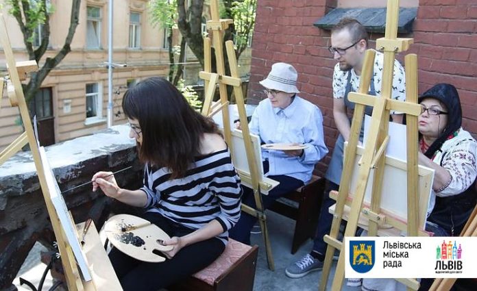 На День міста усі охочі малювали пейзаж «Собор Св. Юра під захід сонця» На День міста усі охочі малювали пейзаж «Собор Св. Юра під захід сонця»