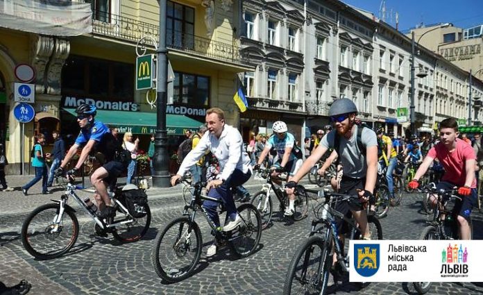 Садовий сів на велосипед, аби підтримати прихильників здорового способу життя (відео) Садовий сів на велосипед, аби підтримати прихильників здорового способу життя (відео)