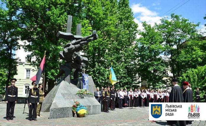 Як Львів вшановує пам’ять жертв політичних репресій (відео) Як Львів вшановує пам’ять жертв політичних репресій (відео)