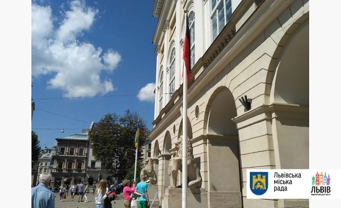 У День Героїв у Львові поряд з державним синьо-жовтим прапором замайорів червоно-чорний стяг У День Героїв у Львові поряд з державним синьо-жовтим прапором замайорів червоно-чорний стяг