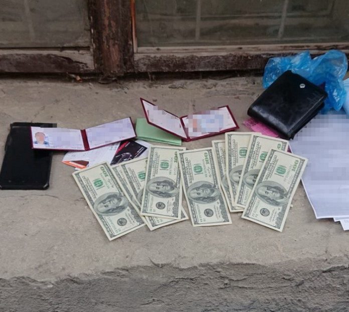 У Львові на хабарі у тисячу доларів погорів посадовець Держпраці У Львові на хабарі у тисячу доларів погорів посадовець Держпраці