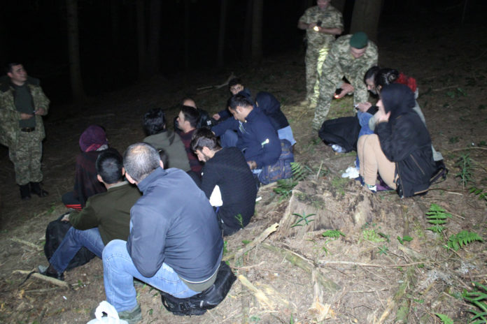 На Львівщині затримали 18 нелегальних мігрантів з Іраку та Туреччини На Львівщині затримали 18 нелегальних мігрантів з Іраку та Туреччини
