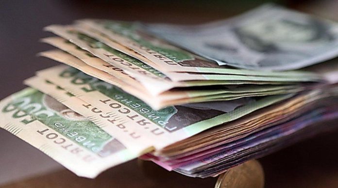 Українці в квітні отримували в середньому 325 доларів Українці в квітні отримували в середньому 325 доларів