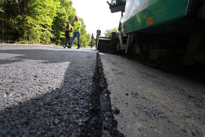 Як на Львівщині ремонтують одну з найпроблемніших доріг (фото) Як на Львівщині ремонтують одну з найпроблемніших доріг (фото)