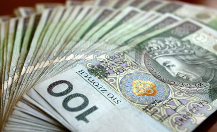 Українці в Польщі за 2017 рік переказали додому понад 2,7 мільярда євро Українці в Польщі за 2017 рік переказали додому понад 2,7 мільярда євро