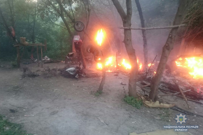 Вогонь та стрілянина: на Тернопільщині роми тікали в ліс від нападників Вогонь та стрілянина: на Тернопільщині роми тікали в ліс від нападників