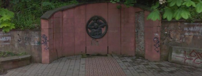 У Львові почали ремонтувати фонтан «Водолій» У Львові почали ремонтувати фонтан «Водолій»