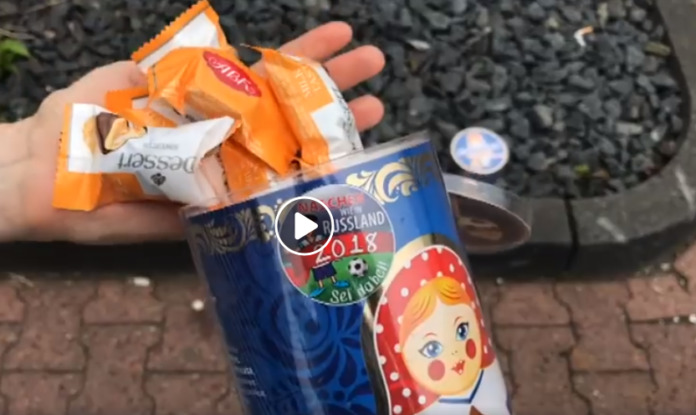 У Німеччині запакували українські цукерки у тубуси з матрьошкою і рекламою ЧС-2018 У Німеччині запакували українські цукерки у тубуси з матрьошкою і рекламою ЧС-2018