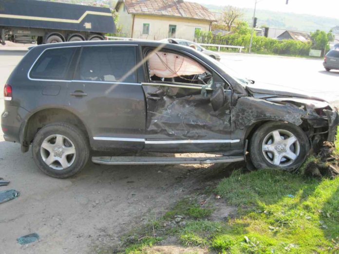 Двоє осіб травмовані внаслідок наїзду авто на електроопору у Львові Двоє осіб травмовані внаслідок наїзду авто на електроопору у Львові