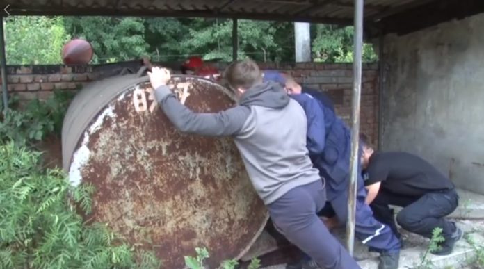 У Львові рятувальники дістали кошеня з бочки з мастилом У Львові рятувальники дістали кошеня з бочки з мастилом