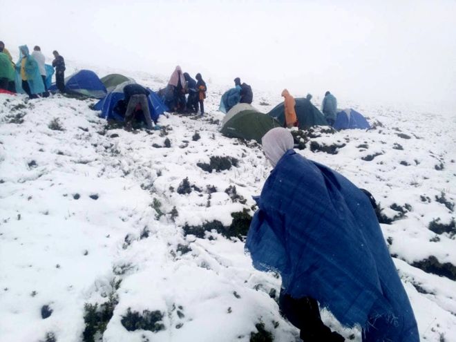Снігопад в Карпатах: рятувальники спустили з гір дитячий табір