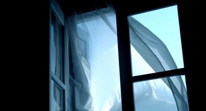 У Львові вночі з вікна гуртожитку впав студент У Львові вночі з вікна гуртожитку впав студент