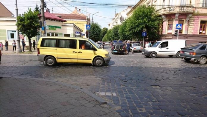 У Чернівцях силовики перекрили вулицю через… мило У Чернівцях силовики перекрили вулицю через… мило