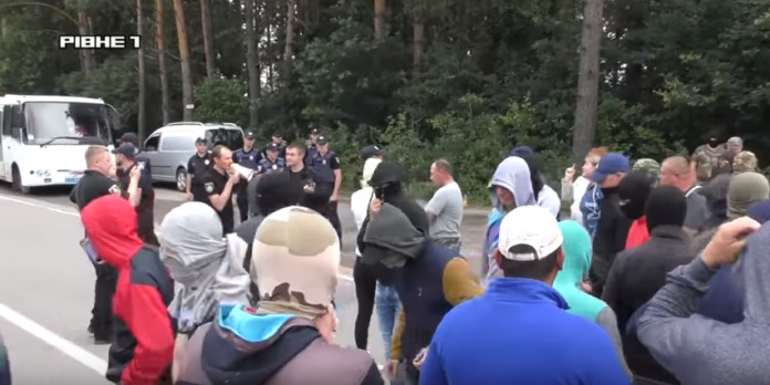 З’явилося відео нападу копачів бурштину на поліцейських З’явилося відео нападу копачів бурштину на поліцейських