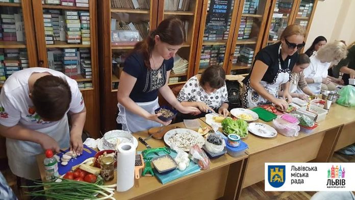У Львові незрячі господині змагалися у кулінарному конкурсі (фото) У Львові незрячі господині змагалися у кулінарному конкурсі (фото)