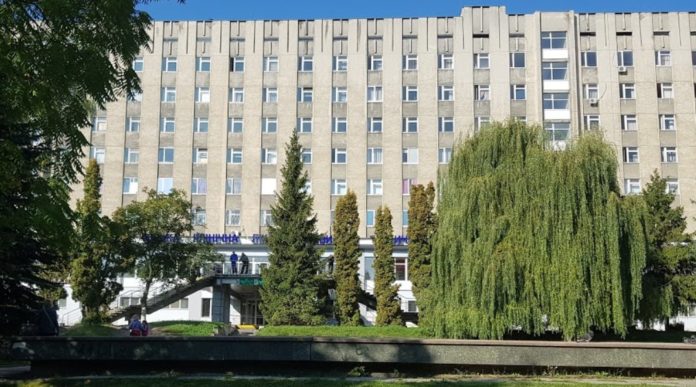 У Львові з вікна лікарні випав чоловік У Львові з вікна лікарні випав чоловік