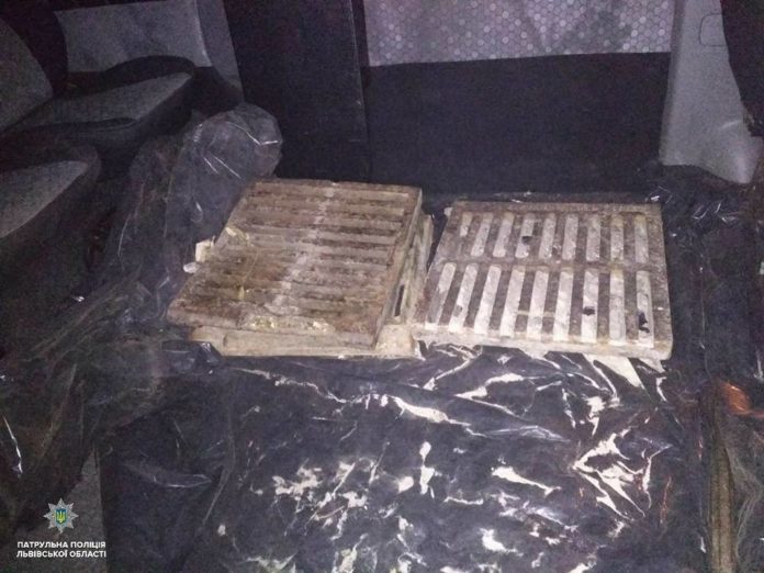 У Львові патрульні затримали подружжя, яке вкрало водостічні решітки У Львові патрульні затримали подружжя, яке вкрало водостічні решітки