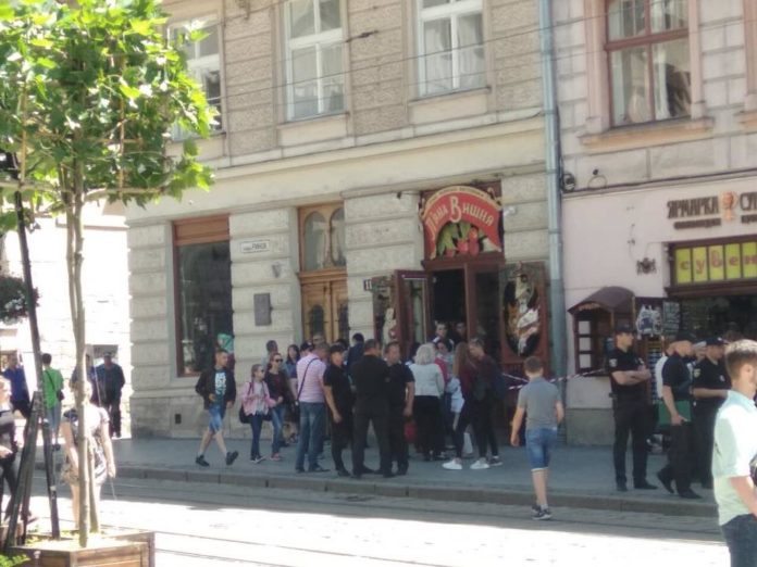 На площі Ринок демонтували літній майданчик закладу «П’яна вишня» На площі Ринок демонтували літній майданчик закладу «П’яна вишня»