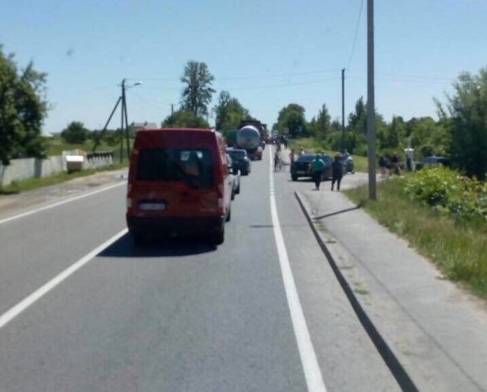 У селі, де спіймали голову на хабарі, селяни перекрили трасу У селі, де спіймали голову на хабарі, селяни перекрили трасу