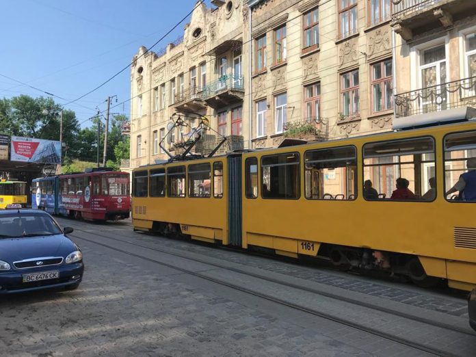 У Львові, біля міського палацу культури, стоять трамваї №6 У Львові, біля міського палацу культури, стоять трамваї №6