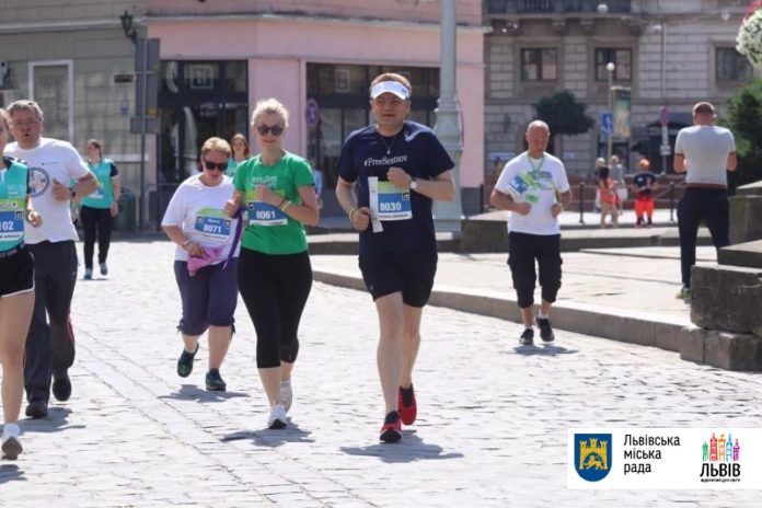 Садовий з дружиною долучилися до міжнародного півмарафону у Львові (фото) Садовий з дружиною долучилися до міжнародного півмарафону у Львові (фото)