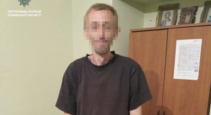 Патрульні затримали львів’янина, який сокирою розбив вітрини і банкомат Патрульні затримали львів’янина, який сокирою розбив вітрини і банкомат