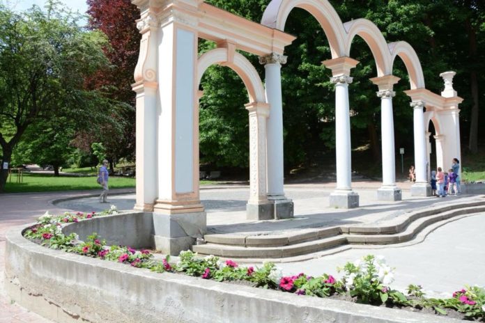 У Львові розшукують осіб, які вночі викрали квіти біля входу в Стрийський парк (відео) У Львові розшукують осіб, які вночі викрали квіти біля входу в Стрийський парк (відео)