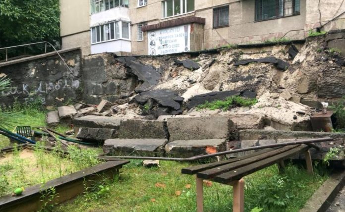 У Львові на вулиці Сахарова обвалися підпірна стіна між будинками (фото) У Львові на вулиці Сахарова обвалися підпірна стіна між будинками (фото)