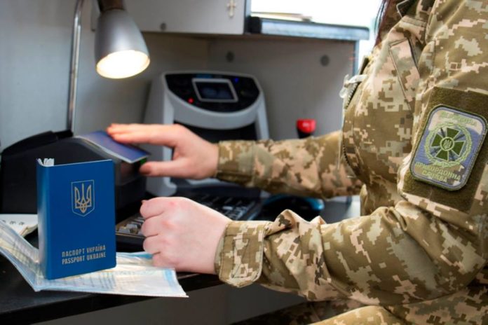 Прикордонники затримали чоловіка, який хотів перетнути кордон із паспортом товариша Прикордонники затримали чоловіка, який хотів перетнути кордон із паспортом товариша