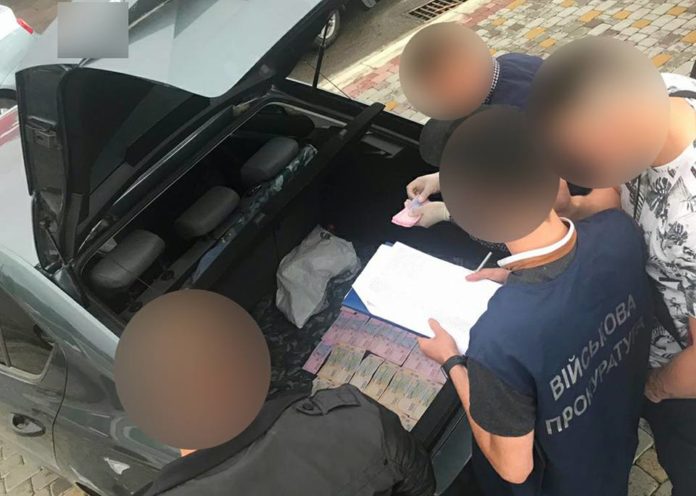 На Буковині затримали на хабарі заступника начальника Чернівецького прикордонного загону На Буковині затримали на хабарі заступника начальника Чернівецького прикордонного загону