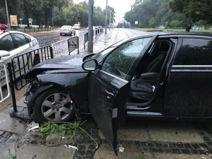 У Львові п’яний водій Audi протаранив зупинку громадського транспорту та збив стовп освітлення (фото) У Львові п’яний водій Audi протаранив зупинку громадського транспорту та збив стовп освітлення (фото)