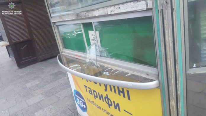 Патрульні виявили двох чоловіків, які понищили рекламні вивіски у Львові (фото) Патрульні виявили двох чоловіків, які понищили рекламні вивіски у Львові (фото)