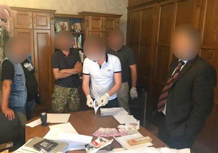 На Львівщині затримали голову райадміністрації на хабарі у півтори тисячі доларів (фото) На Львівщині затримали голову райадміністрації на хабарі у півтори тисячі доларів (фото)
