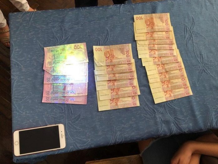 Завідувача та доцента однієї із кафедр Черкаського університету затримали на хабарі (фото) Завідувача та доцента однієї із кафедр Черкаського університету затримали на хабарі (фото)