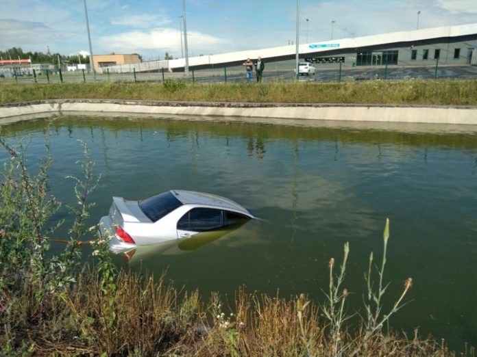 Біля «Арени Львів» водій не впорався з керуванням і втопив автомобіль Біля «Арени Львів» водій не впорався з керуванням і втопив автомобіль