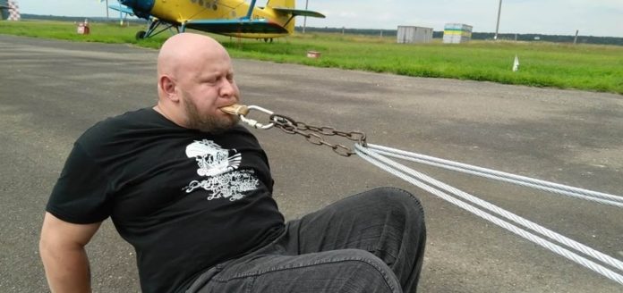 Олег Скавиш спробує встановити новий рекорд і протягнути зубами літак АН-2 Олег Скавиш спробує встановити новий рекорд і протягнути зубами літак АН-2